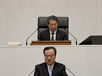 定例会に出席する細谷議長