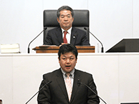 定例会に出席する細谷議長