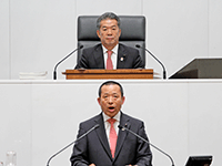 定例会に出席する細谷議長