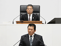 定例会に出席する細谷議長