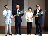 あやめの花の贈呈を受ける小川議長