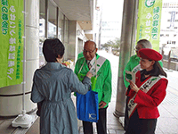 街頭募金活動を行う藤島議長