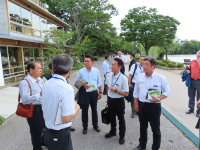 公園内を視察する委員の様子