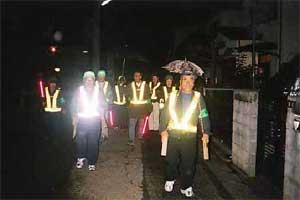 松の木安全会の皆さんが夜の街を防犯パトロールしています