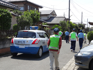 高萩地区防犯パトロール隊の活動状況。青色防犯パトロールと徒歩での活動