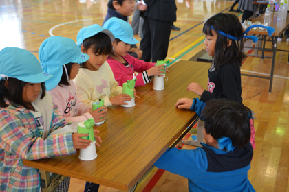 小学生と幼稚園生の交流