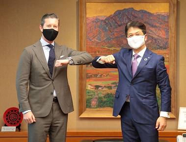 マシュー・グラウドン社長と大井川知事の写真