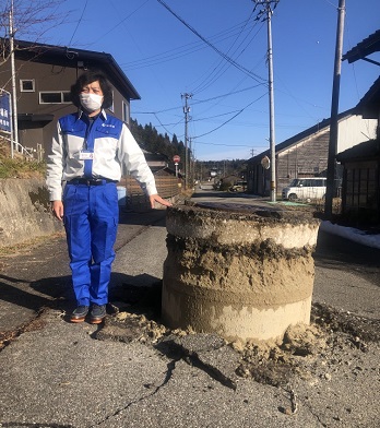 液状化により浮き上がったマンホール