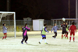 民間で全国初女子中学生対象の全寮制サッカー選手育成組織のメンバーが練習に励む様子の写真