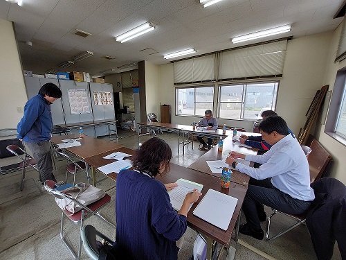 恵水の出荷反省会を行う関係者