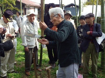 写真、竹林での講習の様子