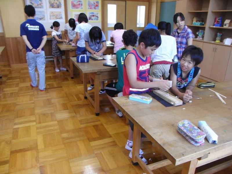 写真、小学生が箸づくりを行う様子