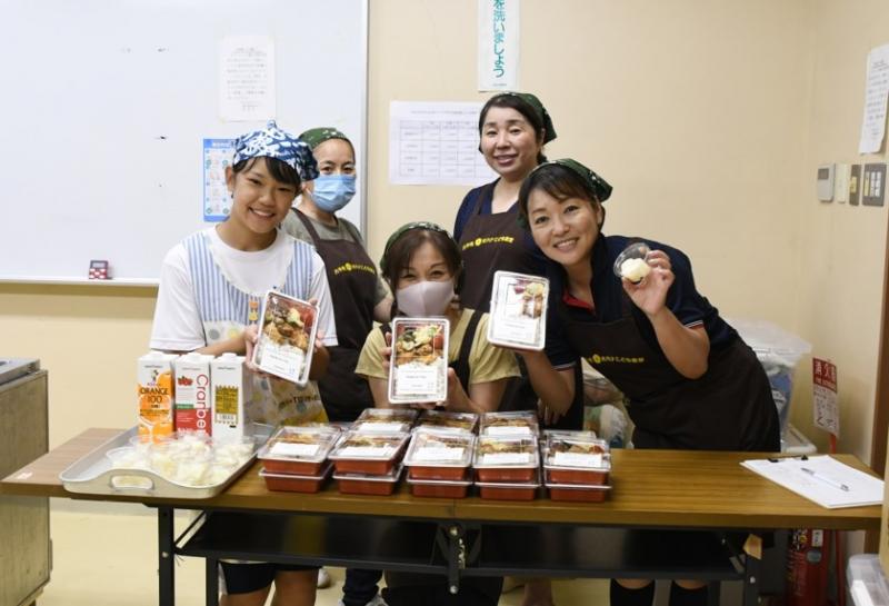 写真、オハナ子ども食堂の皆さん